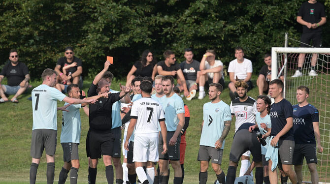 Liridon Preniqi vom TSV Betzingen (Nummer 7) sieht in der 90. Minute die Rote Karte. Wenig später wird das Spiel abgebrochen. Liridon Preniqi vom TSV Betzingen (Nummer 7) sieht in der 90. Minute die Rote Karte. Wenig später wird das Spiel abgebrochen.