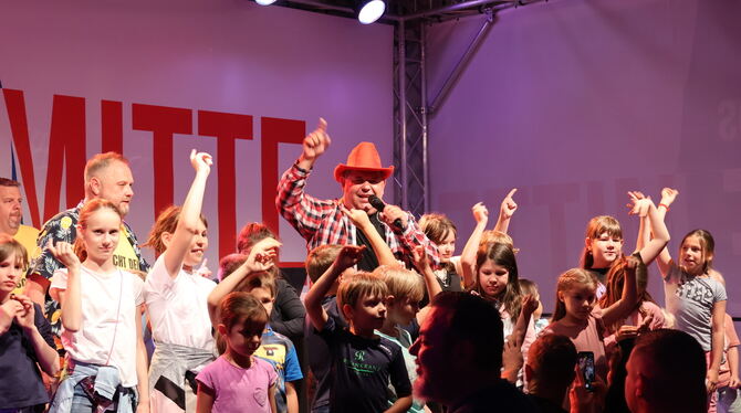 Alle Altersklassen feiern Party-Sänger Markus Becker und sein »rotes Pferd« – vor allem aber Kinder lieben ihn heiß und innig.