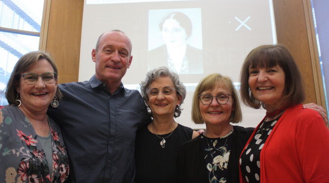 Fünf Geschwister und ihre Großmutter (im Bild oben): Zum Podiumsgespräch um den Tod von Alice Simon kamen (von rechts) Debbie Si