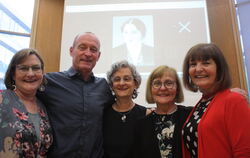 Fünf Geschwister und ihre Großmutter (im Bild oben): Zum Podiumsgespräch um den Tod von Alice Simon kamen (von rechts) Debbie Si