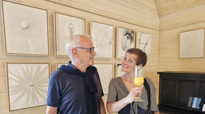 Künstlerfreund und Weggefährte Wolfgang Stöhr im Gespräch mit der Künstlerin Judith Renz vor den genähten Zeichnungen. FOTO: JOC