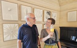 Künstlerfreund und Weggefährte Wolfgang Stöhr im Gespräch mit der Künstlerin Judith Renz vor den genähten Zeichnungen. FOTO: JOC