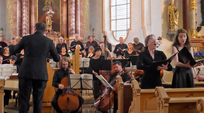 Das von Nikolai Ott geleitete Thomas-Selle-Ensemble und die Sopranistinnen Alexandra Nestel und Julia Hinger in der Kirche St. M