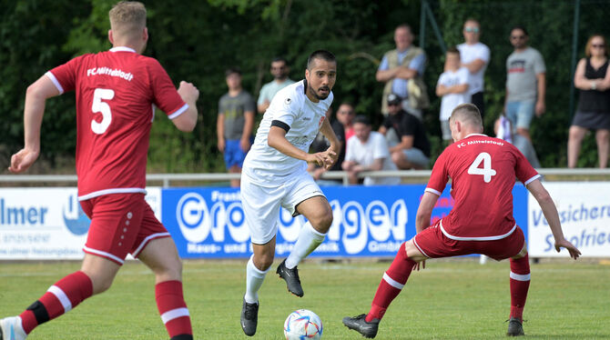 Erkut Alici (links/Anadolu) im Zweikampf mit dem Mittelstädter Noel Rumpp.  FOTO: BAUR