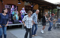 Konzentriert beim Line Dance: Beim Honauer Bahnhofsfest hatten etliche Besucher Spaß an der Bewegung zu Country Musik.  FOTO: BI