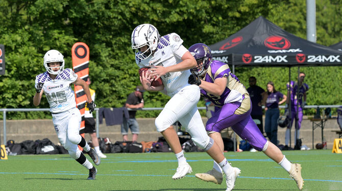Einen Schritt voraus: Marius Schiweck (links)von den Reutlingen Eagles II.  FOTO: BAUR