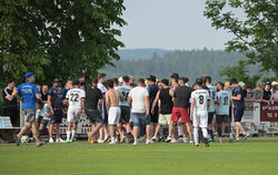 Rudelbildung beim Spiel zwischen dem TSV Betzingen und FC Römerstein.  FOTO: T.BAUR/EIBNER