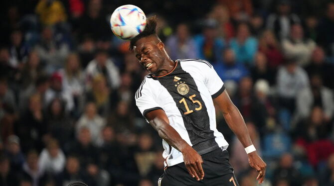 Deutschlands U 21-Innenverteidiger Yann Aurel Bisseck klärt kompromisslos mit dem Kopf.