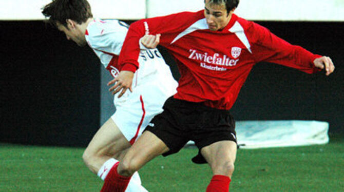 Ein Ex-Reutlinger in Sandhäuser Diensten: Tobias Heizmann (rechts).
GEA-FOTO: PACHER