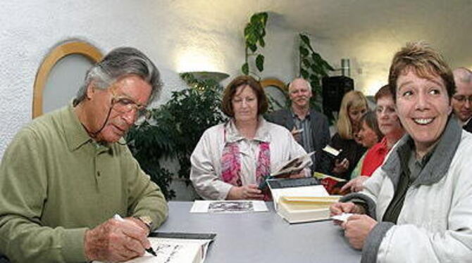 Umschwärmt: Pierre Brice (links) gab seinen Fans im Pfullinger Tierschutzzentrum bereitwillig Autogramme.
FOTO: REISNER
