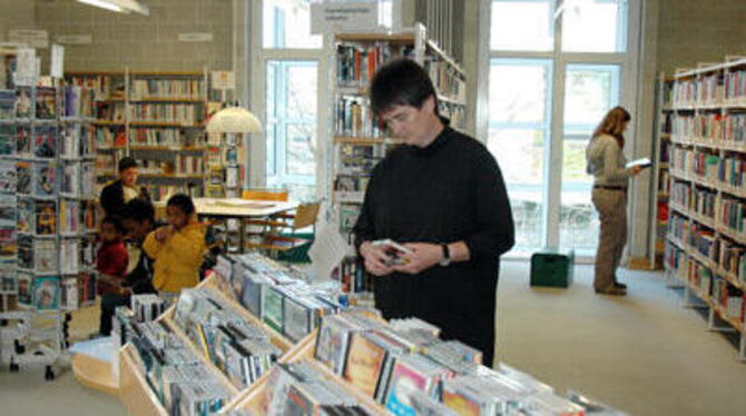 Der Anteil audiovisueller Medien im Angebot der Stadtbibliothek wächst stetig. GEA-FOTO: MEYER