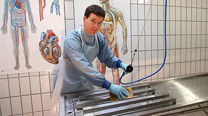 Der Reutlinger Thanatopraktiker Dirk Flunkert behandelt Verstorbene in einem eigens hierfür ausgestatteten Raum.
FOTO: TRINKHAUS Der Reutlinger Thanatopraktiker Dirk Flunkert behandelt Verstorbene in einem eigens hierfür ausgestatteten Raum.
FOTO: TRINKHAUS