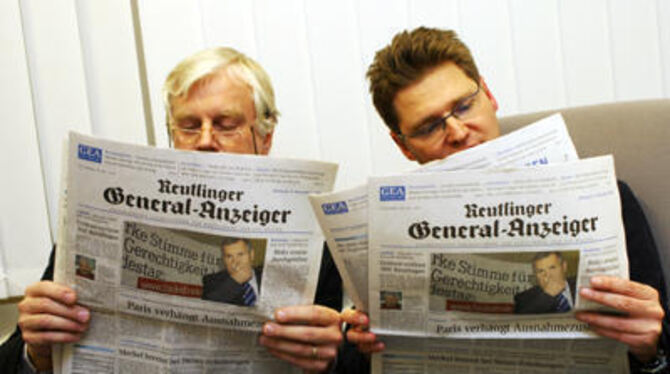 Zeitung lesen heißt gut informiert in den Tag starten - wie hier die Chefredakteure des Reutlinger General-Anzeigers, Hartmut Troebs (links) und Christoph Irion.
FOTO: FINK