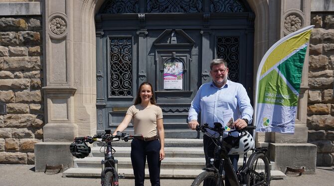 »Stadtradeln-Star« Leila Hagen und Landrat Dr. Ulrich Fiedler sind bereit fürs Stadtradeln und freuen sich über jede Menge Mitra