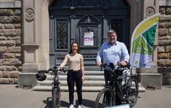»Stadtradeln-Star« Leila Hagen und Landrat Dr. Ulrich Fiedler sind bereit fürs Stadtradeln und freuen sich über jede Menge Mitra