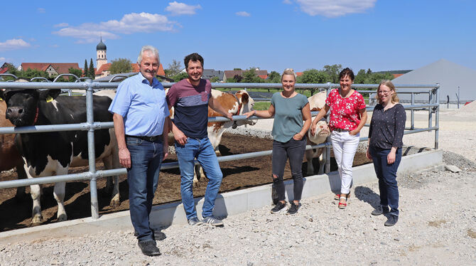 Freuen sich auf die Gläserne Produktion (von links): Gebhard Aierstock (Kreisbauernverband), Andreas und Kristin Kloker (Landwir Freuen sich auf die Gläserne Produktion (von links): Gebhard Aierstock (Kreisbauernverband), Andreas und Kristin Kloker (Landwir