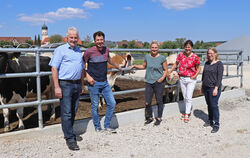 Freuen sich auf die Gläserne Produktion (von links): Gebhard Aierstock (Kreisbauernverband), Andreas und Kristin Kloker (Landwir