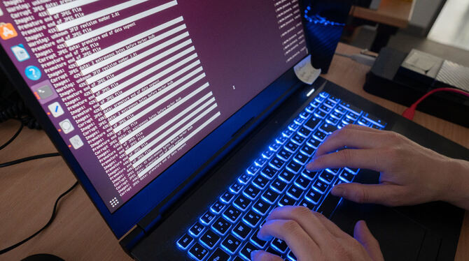 Eine Wissenschaftlerin des Landeskriminalamtes Niedersachsen arbeitet an einem Computerbildschirm. Im Bereich des Polizeipräsidi