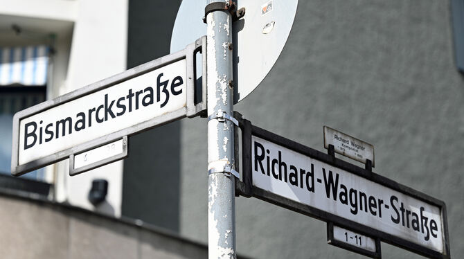 Die Straßenschilder der Richard-Wagner-Straße und der Bismarckstraße in Berlin-Charlottenburg. Die Straßen sind benannt nach Ric