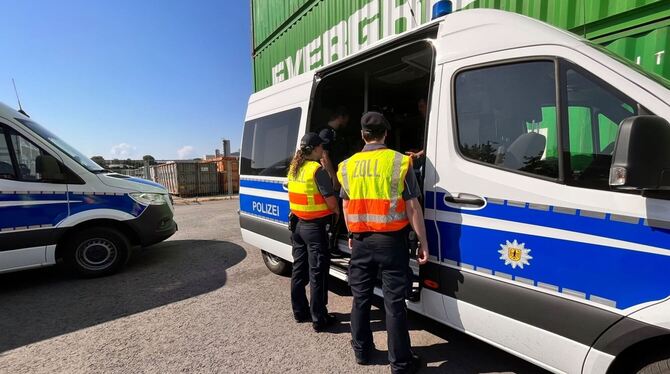 Gefahrguttransport-Kontrolle im Stuttgarter Hafen festgestellt Gefahrguttransport-Kontrolle im Stuttgarter Hafen festgestellt