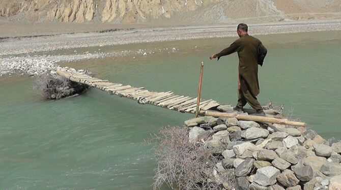 Behelfsbrücke nach Flut in Pakistan
