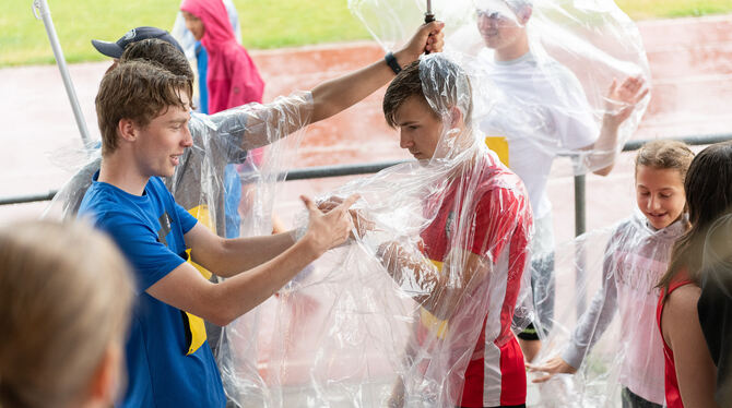 Regenschutz für einen jungen Athleten.