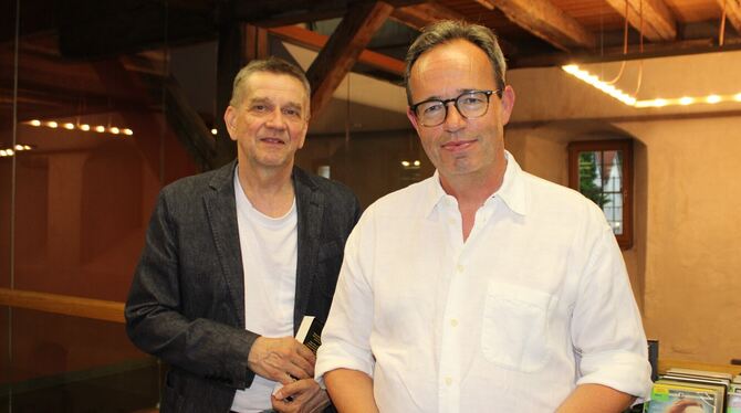 Dem Lebensweg eines Universalgelehrten auf der Spur: Der Finnische Roman-Autor Olli Jalonen (links) und sein Übersetzer Stefan M