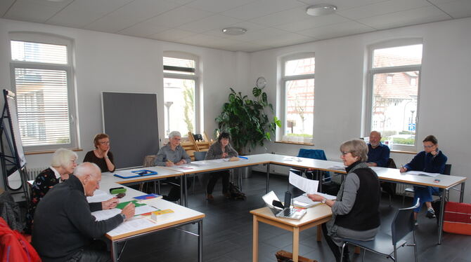 Im Französisch-VHS-Kurs von Ulrike Lamp-Schaich (am Laptop) im Riedericher Bügerhaus waren einige Mitglieder schon seit 32 oder Im Französisch-VHS-Kurs von Ulrike Lamp-Schaich (am Laptop) im Riedericher Bügerhaus waren einige Mitglieder schon seit 32 oder