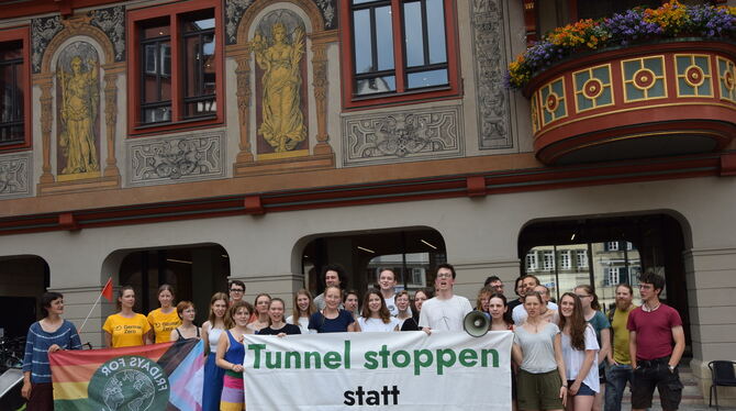 Protest vor dem Rathaus: Die Klima-Aktivisten wollen keinen B 27-Tunnel in Tübingen.  FOTO: KREIBICH