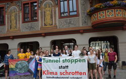 Protest vor dem Rathaus: Die Klima-Aktivisten wollen keinen B 27-Tunnel in Tübingen.  FOTO: KREIBICH