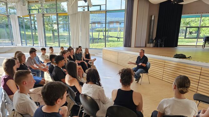 Stefan Moster, Autor und Übersetzer, kam mit Schülern der Gemeinschaftsschule und Abiturienten ins Gespräch.  FOTO: JOCHEN