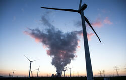 Zu viele Treibhausgase sind schlecht. Windräder stehen vor dem Braunkohlekraftwerk.  FOTO: GAMBARINI/DPA 