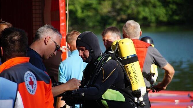 Aus Tübingen und Reutlingen rückten Rettungstaucher an.