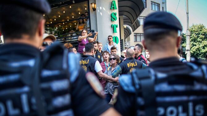Polizei nimmt Teilnehmer von Pride-Walk in Türkei fest