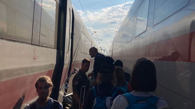 ICE mit 800 Fahrgästen bleibt auf Brücke liegen ICE mit 800 Fahrgästen bleibt auf Brücke liegen