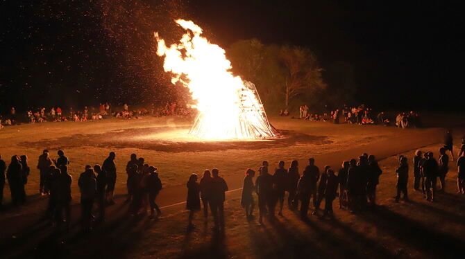 Die Flammen züngeln in den Nachthimmel, die Menschen staunen in gebührendem Abstand. Die Sonnwendfeier lockte viele an. Bevor es Die Flammen züngeln in den Nachthimmel, die Menschen staunen in gebührendem Abstand. Die Sonnwendfeier lockte viele an. Bevor es