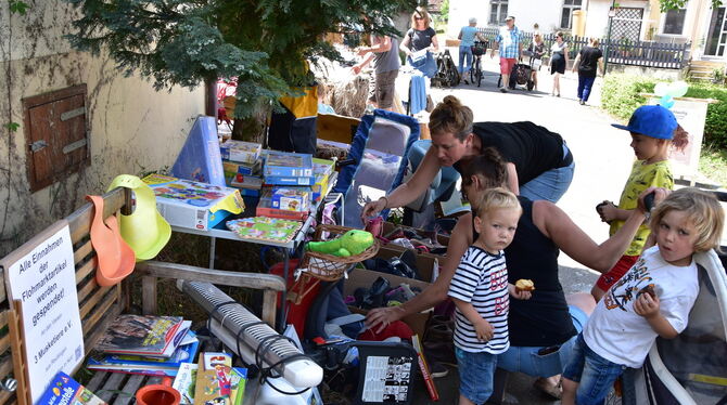 Skeptische Blicke der Einheimischen beim Öschinger Dorfflohmarkt: Nur wenige Fremde verirrten sich in den Ort, der Umsatz lag un Skeptische Blicke der Einheimischen beim Öschinger Dorfflohmarkt: Nur wenige Fremde verirrten sich in den Ort, der Umsatz lag un