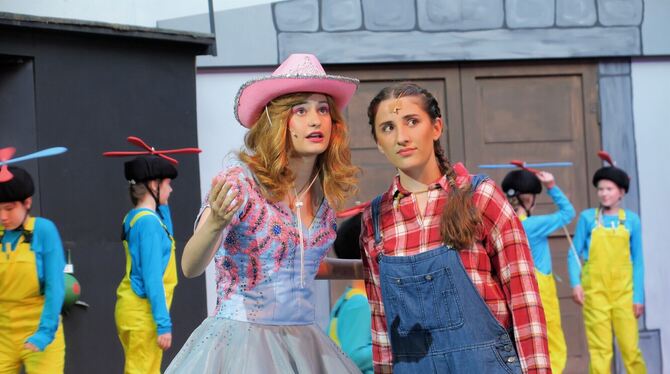 Wie geht’s nach Hause? Dorothy (Annika Schlosser, rechts) sucht Rat bei der guten Nordhexe (Zoey Röhm). FOTOS: KNAUER Wie geht’s nach Hause? Dorothy (Annika Schlosser, rechts) sucht Rat bei der guten Nordhexe (Zoey Röhm). FOTOS: KNAUER