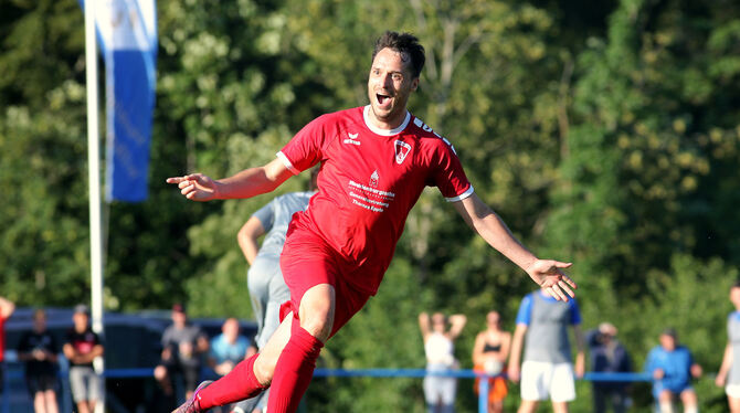 Glückliche Sieger: Der TuS Honau um Siegtorschütze Christopher Leuze.  FOTOS: BAUR