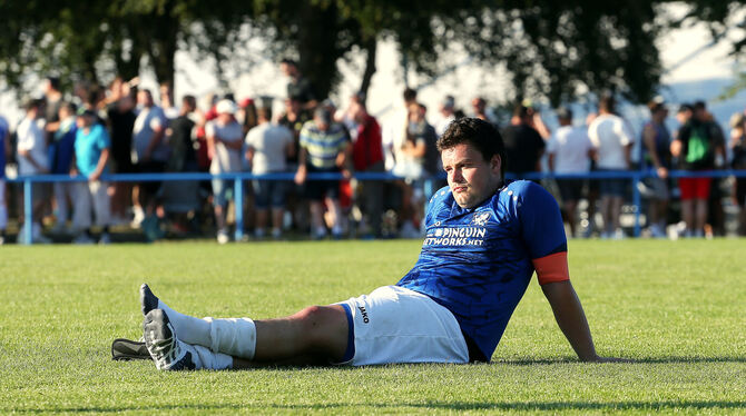 Niedergeschlagene Verlierer: Der TSV Holzelfingen um Kapitän Luca Mayer.