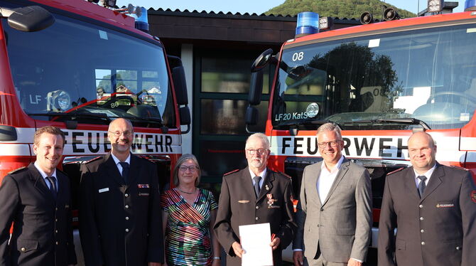 Von links: Amtsleitung Feuerwehr Reutlingen Stefan Hermann und Frank Wittel, Bezirksbürgermeisterin Christel Pahl, Wilfried Rem