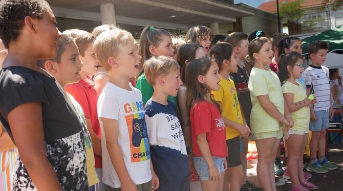 Die Mädchen und Jungen der Grundschule begeisterten mit Gesang.