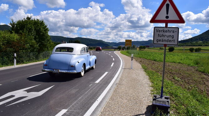 Von Neuhausen kommend, erreichen die Autofahrer eine Kuppe im Bereich der Einmündung, die dadurch vergleichsweise spät einsehbar Von Neuhausen kommend, erreichen die Autofahrer eine Kuppe im Bereich der Einmündung, die dadurch vergleichsweise spät einsehbar