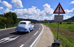 Von Neuhausen kommend, erreichen die Autofahrer eine Kuppe im Bereich der Einmündung, die dadurch vergleichsweise spät einsehbar