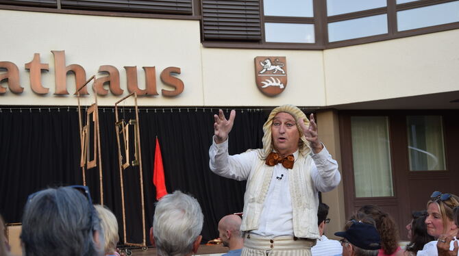 Bernd Lafrenz wechselt die Rollen in schneller Folge: Hier ist er unterwegs auf dem Marktplatz von Athen. FOTO: KREIBICH