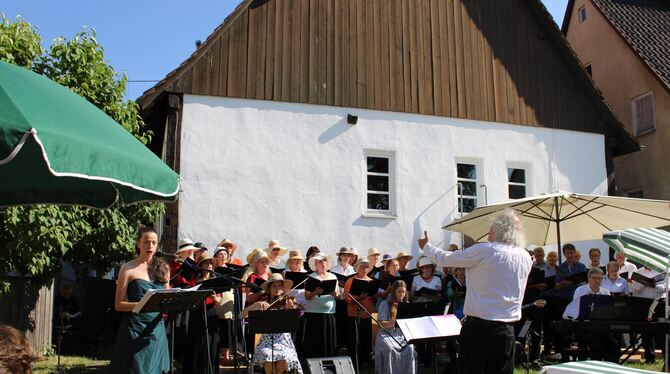 Sängerin Mirjam Kapelari, Dirigent Martin Künstner und der Konzertchor Reutlingen bei der Aufführung der »Mauthausen-Kantate« im