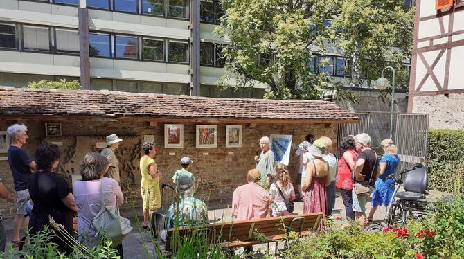 Kunst auf der Leine, Gemälde, Skizzen und Kunsthandwerk lockten viele Besucher in den Ruhegarten.  FOTOS: HLOBIL