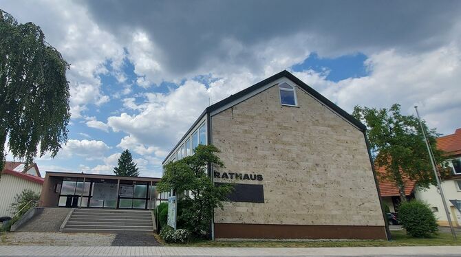Das Rathaus in Willmandingen soll saniert werden. Der Gemeinderat hat die meisten Gewerke vergeben.  FOTO: FISCHER