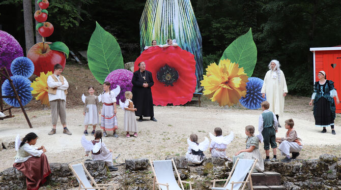 Der Kurfürstbischof will die Aufführung der schwäbischen Schöpfung verbieten.  FOTOS: BLOCHING