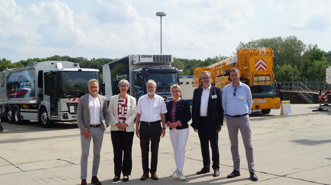 Uwe Baake (Daimler Truck, von links), Elke Zimmer (Verkehrsministerium), Ulrich Hamme (Liebherr), Wirtschaftsministerin Nicole H